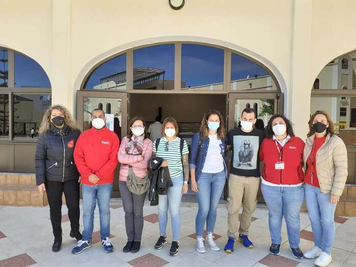 Equipo del ICHH en el centro educativo / TA